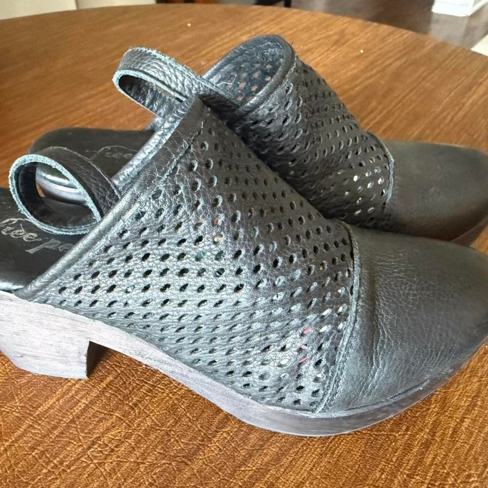 Super cute Free‎ People Black leather clogs